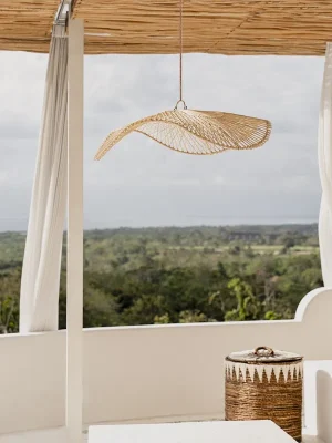 Suspension chapeau paille. Lustre en rotin naturel pour décorer la pièce de vie ou la chambre avec un style Bali. Ambiance naturelle et cosy chic.