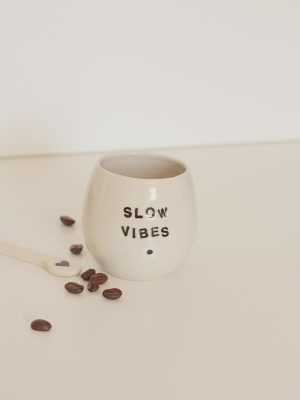 Gobelet café en grès Slow vibes – BLEU NUIT CÉRAMIQUE