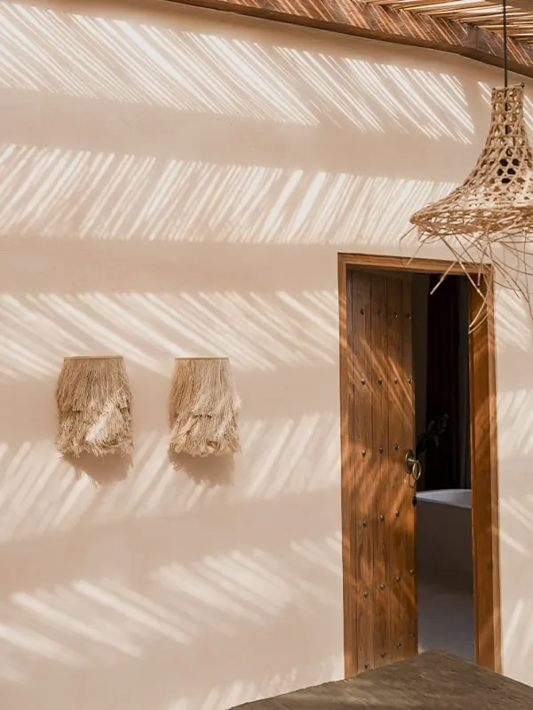 Applique murale Bali en abaca naturel, un matériau durable et slow living. Lampe organique originale à fixer au mur, modèle Abaca de Bazar Bizar à shopper chez Simple Crush, votre eshop de décoration. Différenciez vous avec cette lampe singulière au look très boho !