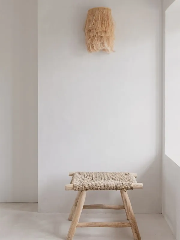 Applique murale abaca naturel à fixer au mur. La lampe organique à franges frou frou donnera un style très boho à votre intérieur. Un luminaire très original et singulier qui sublimera les chambres d'enfant, les salons, salle de bain. Elle diffuse une douce lumière cosy et chaleureuse.