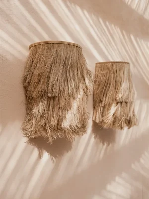 Applique murale à franges, à fixer simplement au mur. Réalisée en abaca, notre lampe organique est durable et s'inscrit dans une démarche slow living. Donnez un style boho chic à votre salon, chambre d'enfant. Modèle Abaca de Bazar Bizar.