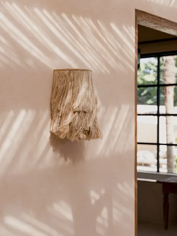 Applique murale naturelle en abaca, fibre naturelle résistante et durable. Notre lampe organique diffuse une lumière tamisée, douce et chaleureuse. C'est une pièce de décoration pour votre intérieur avec un look original boho, Bali. Applique a retrouver chez Simple Crush, boutique de décoration en ligne.