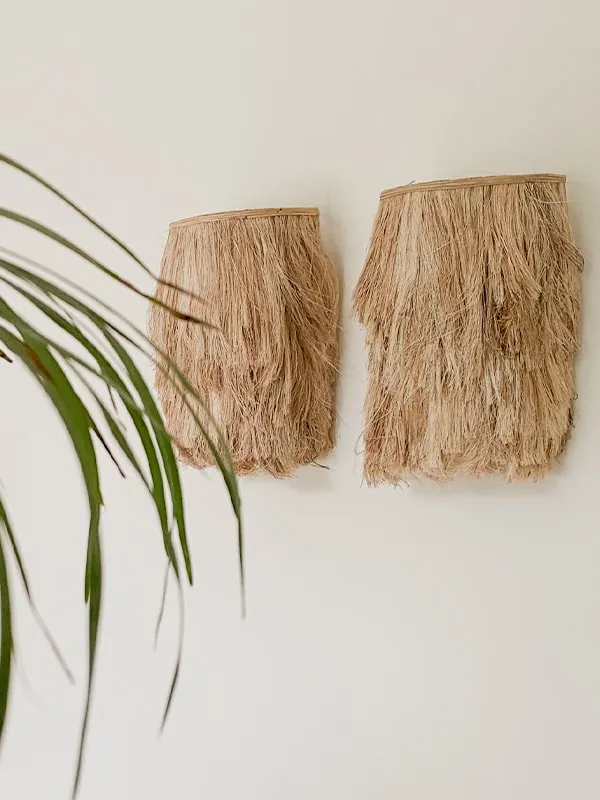 Applique murale raphia nature pour apporter un look méditerranéen boho à votre intérieur. A fixer simplement au mur. Diffuse une lumière cosy et chaleureuse. Modèle Abaca de Bazar Bizar, on adore cette lampe organique, à shopper chez Simple Crush, votre boutique de décoration en ligne.