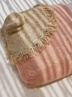 Chapeau de paille à franges, avec large rebord de style Marrakech. Idéal pour se protéger du soleil avec élégance.