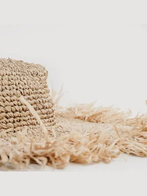 Grand chapeau de paille à franges. En raphia. 57cm.