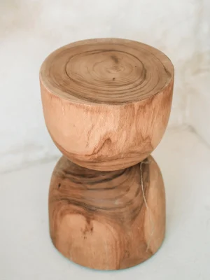Tabouret bois massif de Suar. Design. Pièce unique artisanale.
