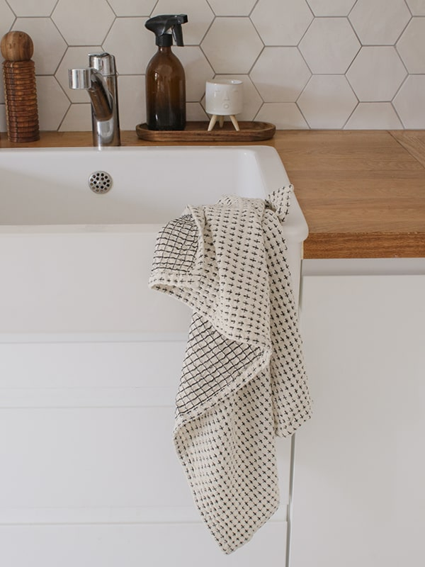 Torchon à vaisselle de qualité 100% coton gaufré, blanc et noir.