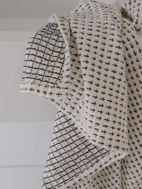 Torchon à vaisselle de qualité 100% coton gaufré, blanc et noir.