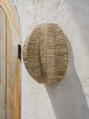 Applique murale en fibre naturelle, le rotin, pour décorer une chambre d'enfant, une entrée, un couloir. Forme originale elle se fixe simplement au mur. Artisanat traditionnel, une jolie pièce de décoration pour votre intérieur !