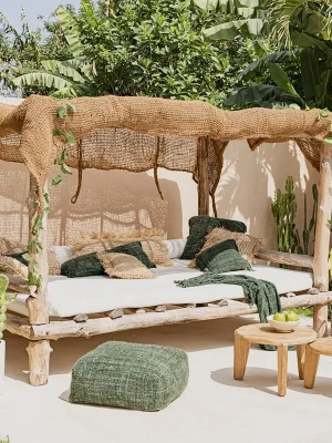 Voile ombrage coco, rectangulaire, fibre naturelle tissée artisanalement. De dimensions 350X100cm, elle est idéale pour protéger efficacement et durablement du soleil votre terrasse. Grâce à son tissage ajouré, elle laisse filtrer les rayons du soleil mais pas les UV. Gagner en fraicheur l'été et prolonger les soirées d'automne avec notre ombrière 100% naturelle.