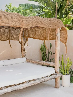 Voile d'ombrage coco rectangulaire tissée à la main. Idéale pour abriter votre pergola du soleil, tout en vous offrant de la fraîcheur grâce à ses fibres naturelles. Cette jolie ombrière est une pièce maitresse avec un style Balinais pour votre extérieur. A suspendre rapidement et facilement sans perçage.