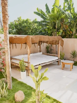 Voile d'ombrage en coco, rectangulaire et renforcée. Les ombrières de Simple Crush sont tissées artisanalement. Fabriquées en fibre naturelle, les toiles en fibre apportent une solution naturelle pour vous protéger efficacement des rayons du soleil, tout en laissant passer la fraicheur en été. Idéale pour sublimer votre extérieur, nos voiles d'ombrages se fixent facilement et rapidement sans perçage.