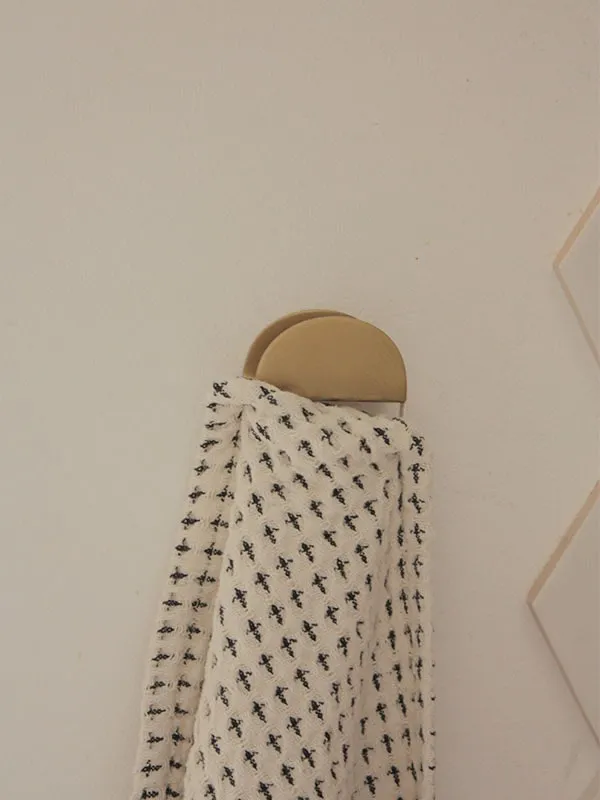 Patère design demi-cercle en métal noir. Accroche torchon original.