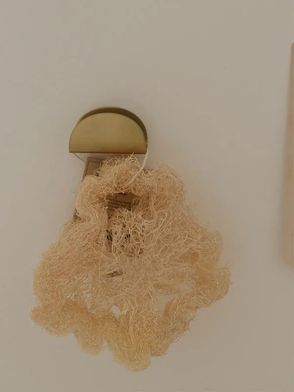 Patère design demi-cercle en métal noir. Accroche torchon original.