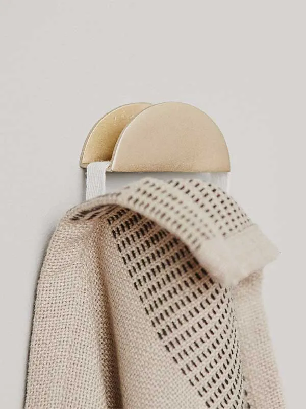 Patère design demi-cercle en métal noir. Accroche torchon original.