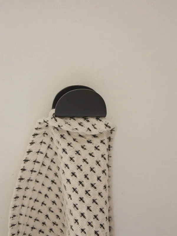 Patère design demi-cercle en métal noir. Accroche torchon original.