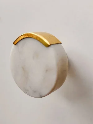 Patère murale ronde en marbre blanc et laiton doré – Ø 4cm