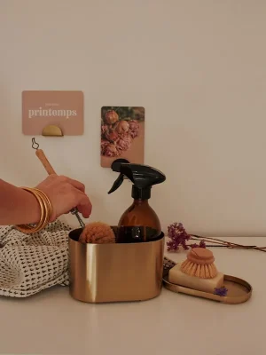 Porte-accessoires pour cuisine ou salle de bain en métal doré.