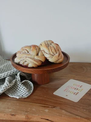 Détail plateau gâteau bois teck naturel surface lisse