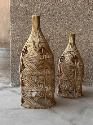Suspension bouteille ou lampe à poser en rotin naturel. L 70x30cm.
