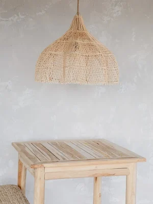 Suspension Whipped rotin Taille M de Bazar Bizar pour l'eshop de déco Simple Crush. Fabrication artisanale en fibre naturelle, chaque pièce est unique. Design moderne de style Bali.