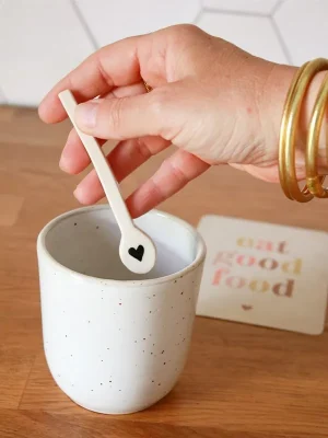 Cuillère en céramique blanche avec un cœur dessiné sur le dessus . Fabriquée à la main par Bleu Nuit Céramique pour Simple Crush.