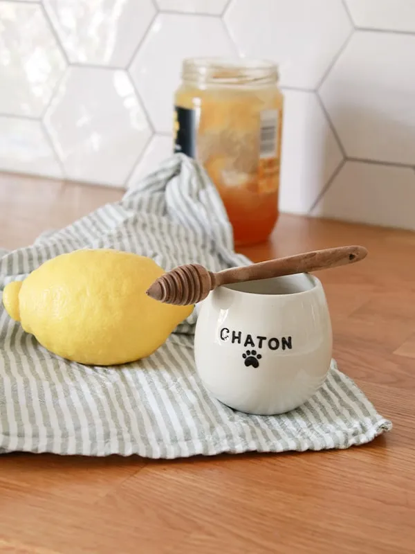 Cuillère à miel en bois traditionnelle, tournée à la main d'un seul tenant. Cet article de cuisine vous permettra d'enfin apprécier le miel sans en mettre partout.