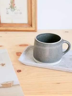 Tasse céramique artisanale avec anse, grise / beige.