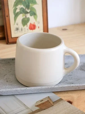 Tasse céramique beige, artisanale avec anse.