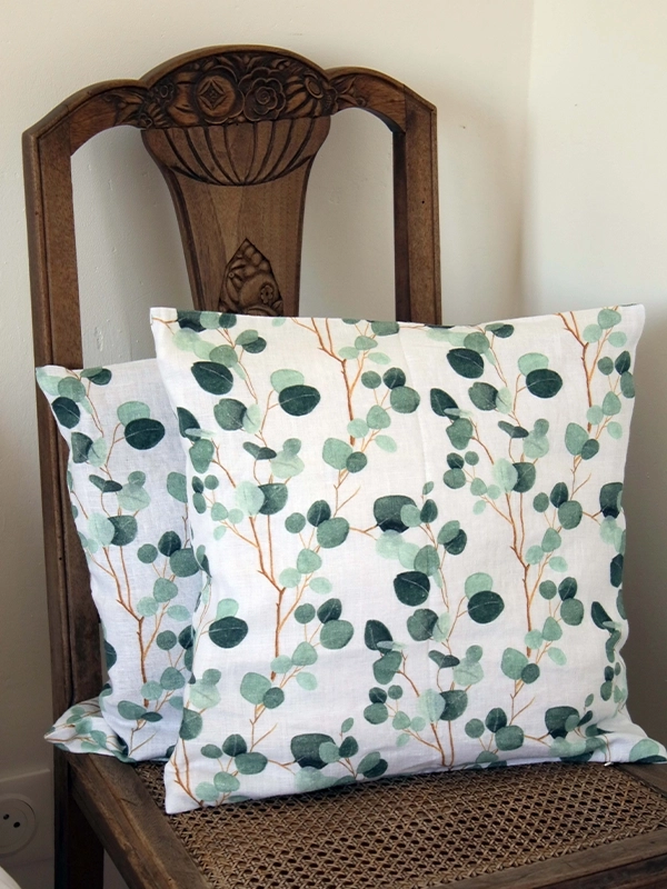 Housse de coussin décoratif en lin lavé blanc et motifs eucalyptus vert. Décorez votre intérieur et apportez de la douceur avec cette taie d'oreiller, idéale pour rendre votre maison unique, cosy et chaleureuse. Le lin lavé est une matière très douce, facile d'entretien qui apporte de l'authenticité à votre décoration.