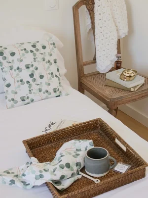 Housse de coussin décoratif en lin lavé 40×40 cm, motif eucalyptus.