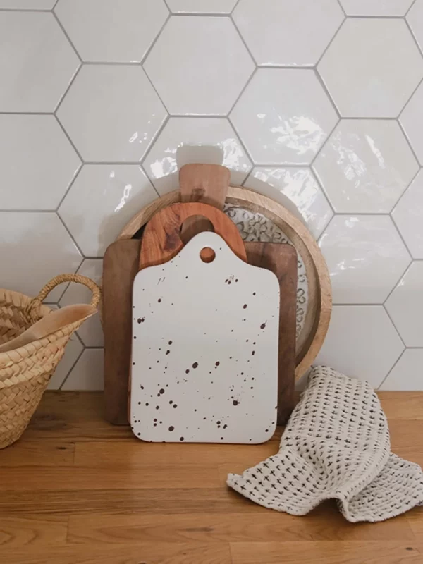 Planches à découper en céramique terrazzo sur un comptoir.