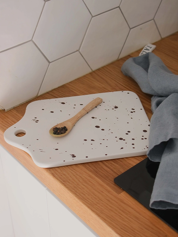 Planche céramique à découper en grès blanc tacheté inspiration terrazzo – Image 3