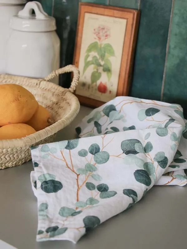 Torchon motif eucalyptus en lin lavé pour prendre soin de sa cuisine tout en la décorant. Matière douce et résistante pour essuyer la vaisselle, ne peluche pas.
