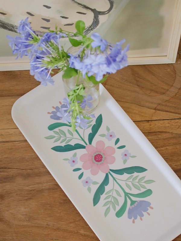 Petit plateau pour le café en bois de bouleau. Design Scandinave, fleurs pastels.