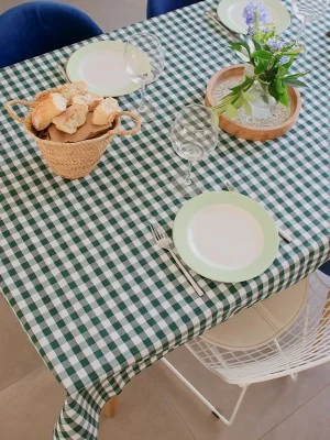Nappe vichy vert kaki anti tâche. Rectangulaire 200x140cm. Style Campagne chic.