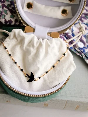 Bracelet colombe noire, chaine dorée et perles noires