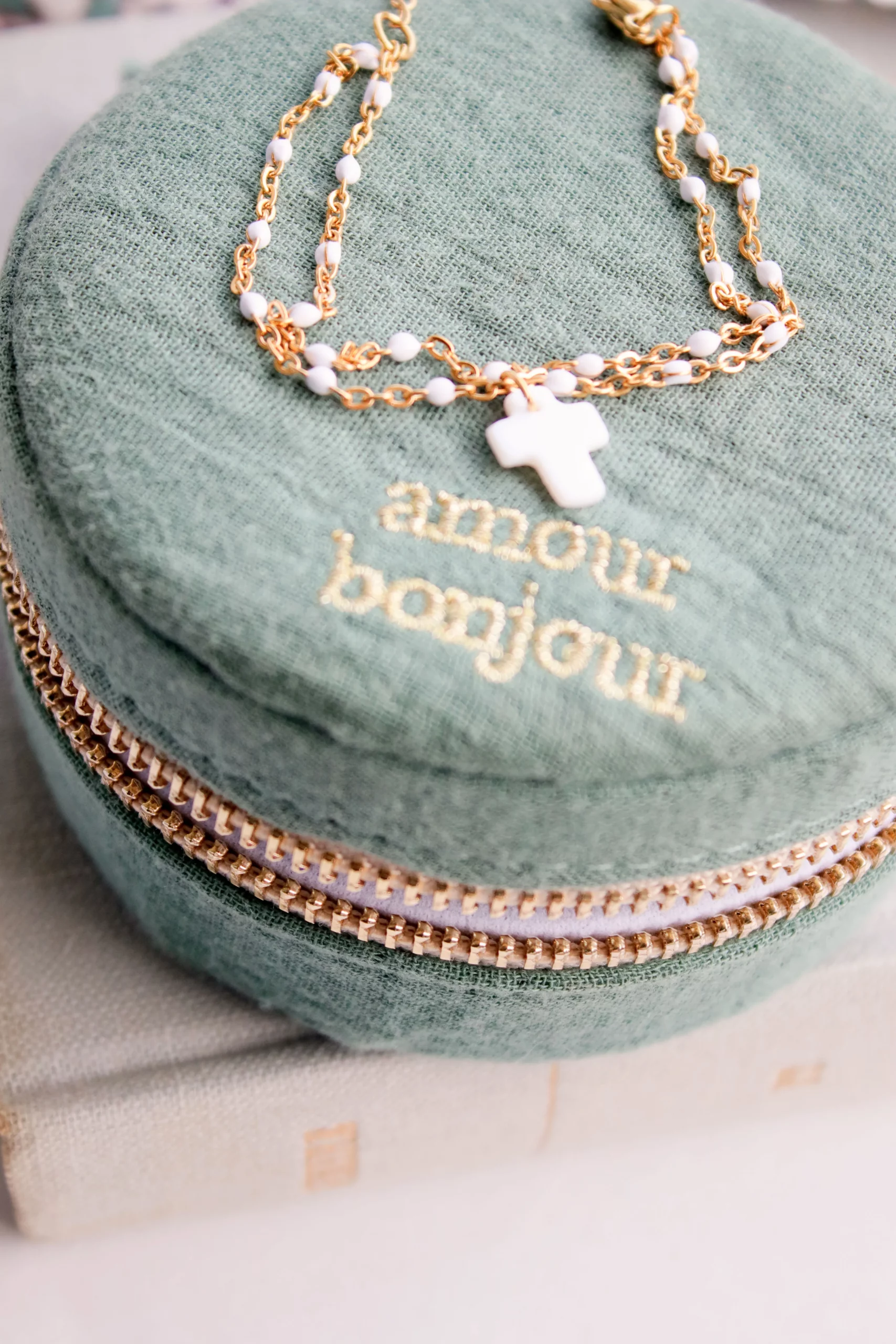 Bracelet croix blanche, chaine double dorée – Image 3