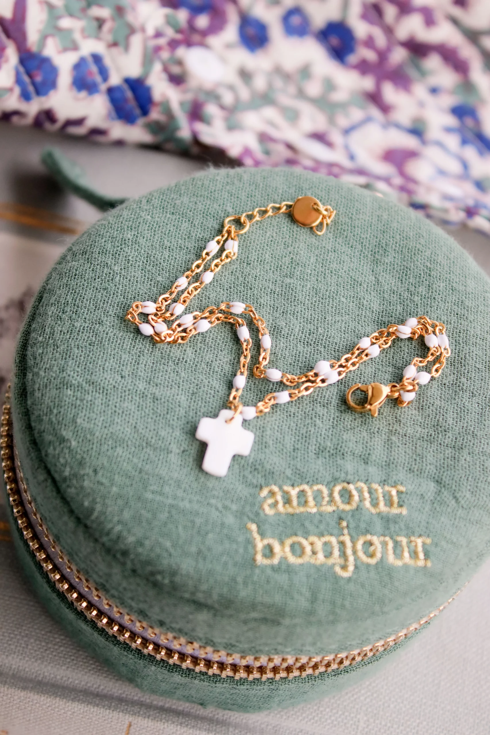 Bracelet croix blanche, chaine double dorée – Image 4