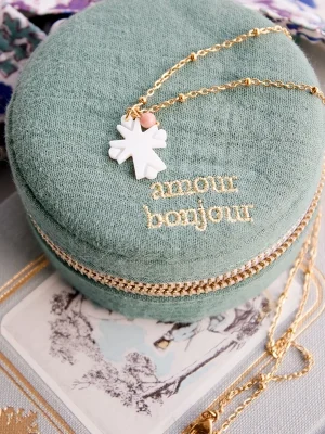 chaine croix blanche et or. Symbole religieux ou de mode.