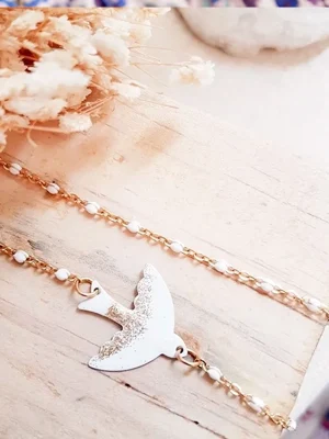 Collier colombe blanche, chaîne dorée