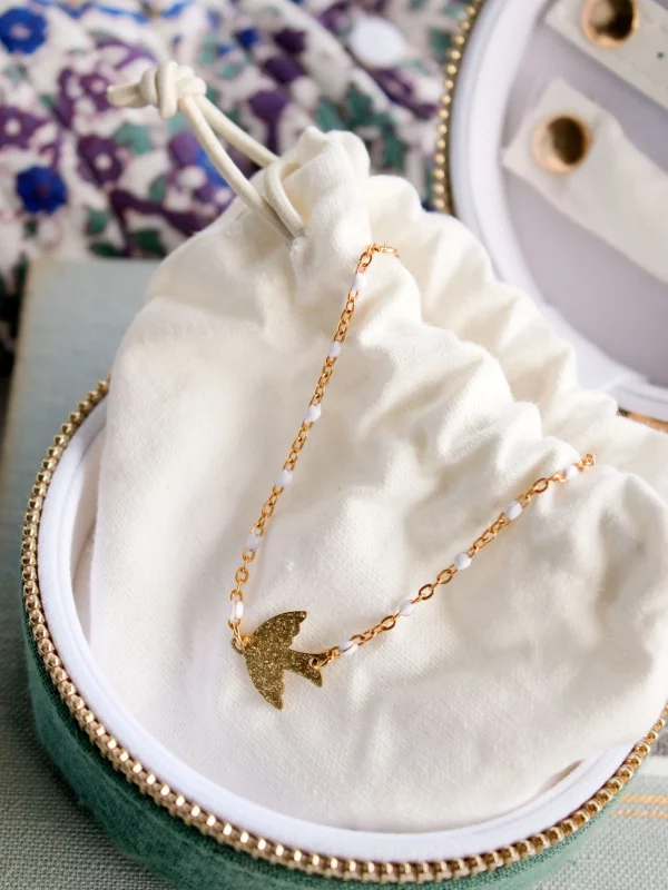 Bracelet oiseau doré, chaine et perles blanches