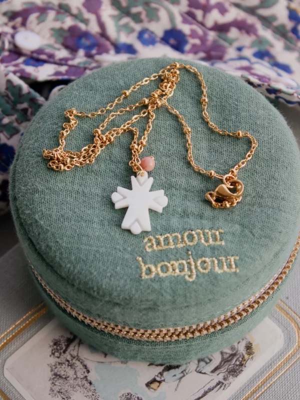 collier croix blanche