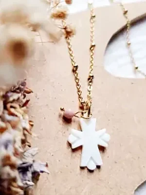 Collier croix blanche avec chaîne dorée ✨