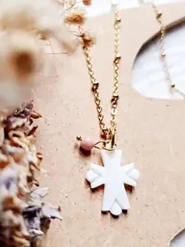 collier-croix-blanche Collier avec croix blanche, idéale pour communions. A offrir, un joli petit bijou à un prix raisonnable.