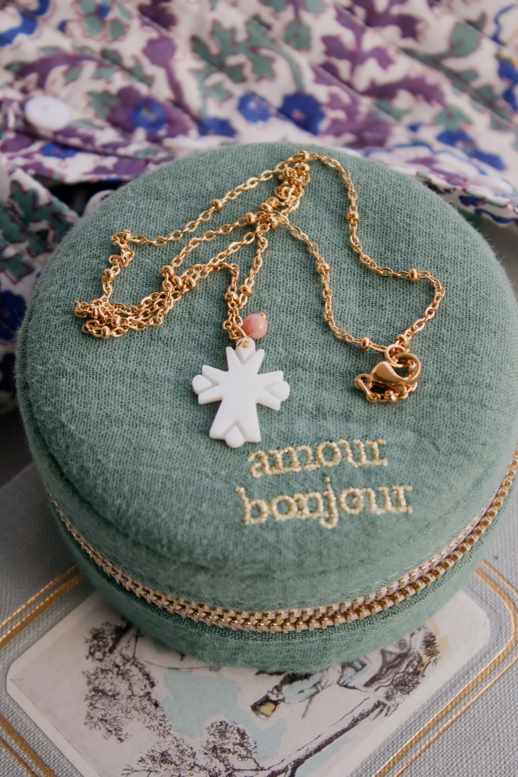 collier croix blanche