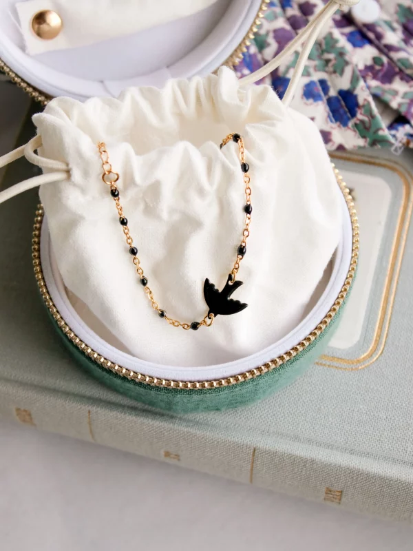Bracelet colombe noire, chaine dorée et perles noires