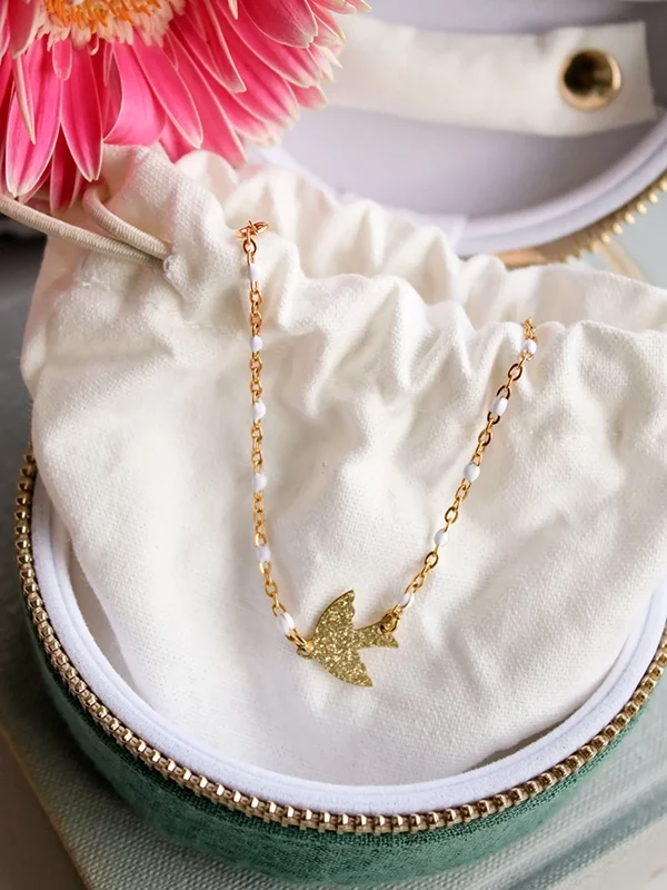 Collier oiseau doré : un joli bijou a petit prix à offrir ou à s'offrir. Convient pour les communions, les anniversaires.