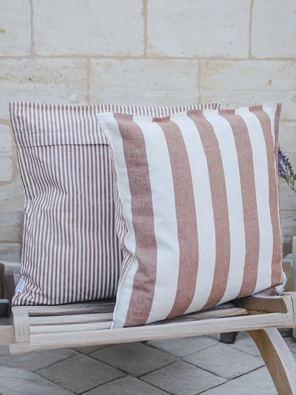 Coussin d'extérieur beige rayures réversible.