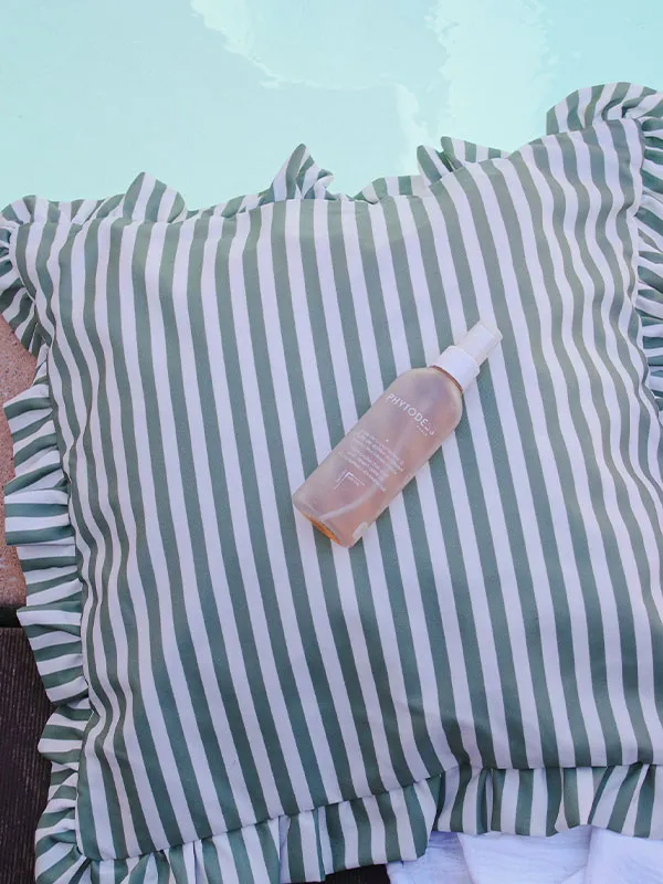 coussin d'extérieur imperméable et déperlant pour accessoiriser votre mobilier de jardin. Jolis volants et petites rayures, coloris vert. A matcher avec les autres coloris de la même gamme.